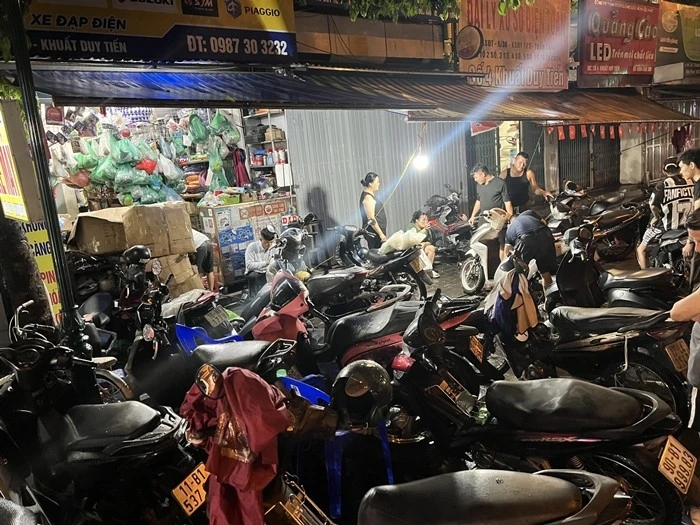 Tiệm sửa xe "làm không hết việc" sau ngày Hà Nội ngập nặng 