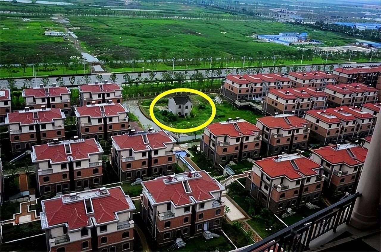 Từ chối bồi thường 37 tỷ đồng, ngôi nhà mắc kẹt giữa khu biệt thự