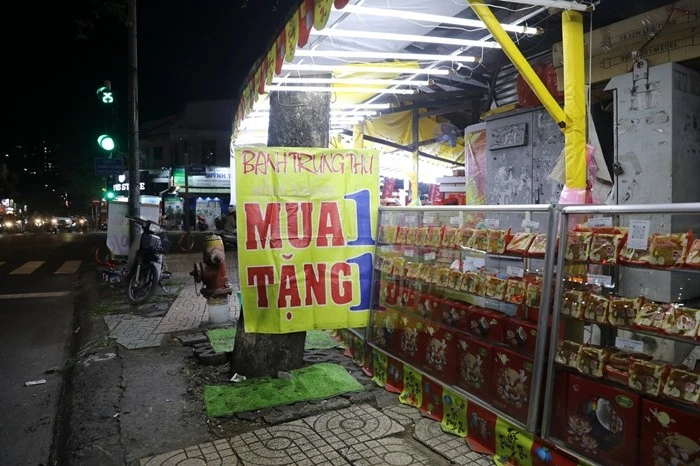 Bánh trung thu rầm rộ khuyến mại, giảm giá sớm