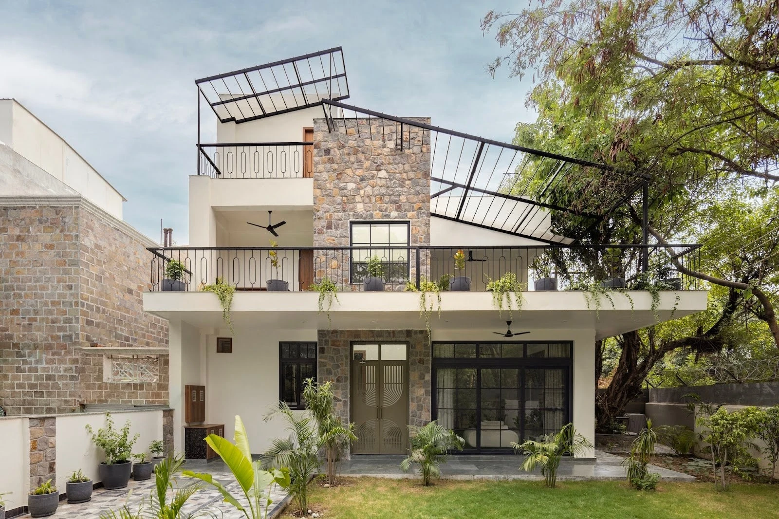 Ngôi nhà 3 tầng thoáng đãng với 4 khoảng thông tầng sáng tạo