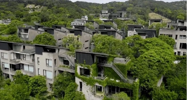 Bên trong ngôi làng toàn biệt thự, 10 năm không khoá cửa