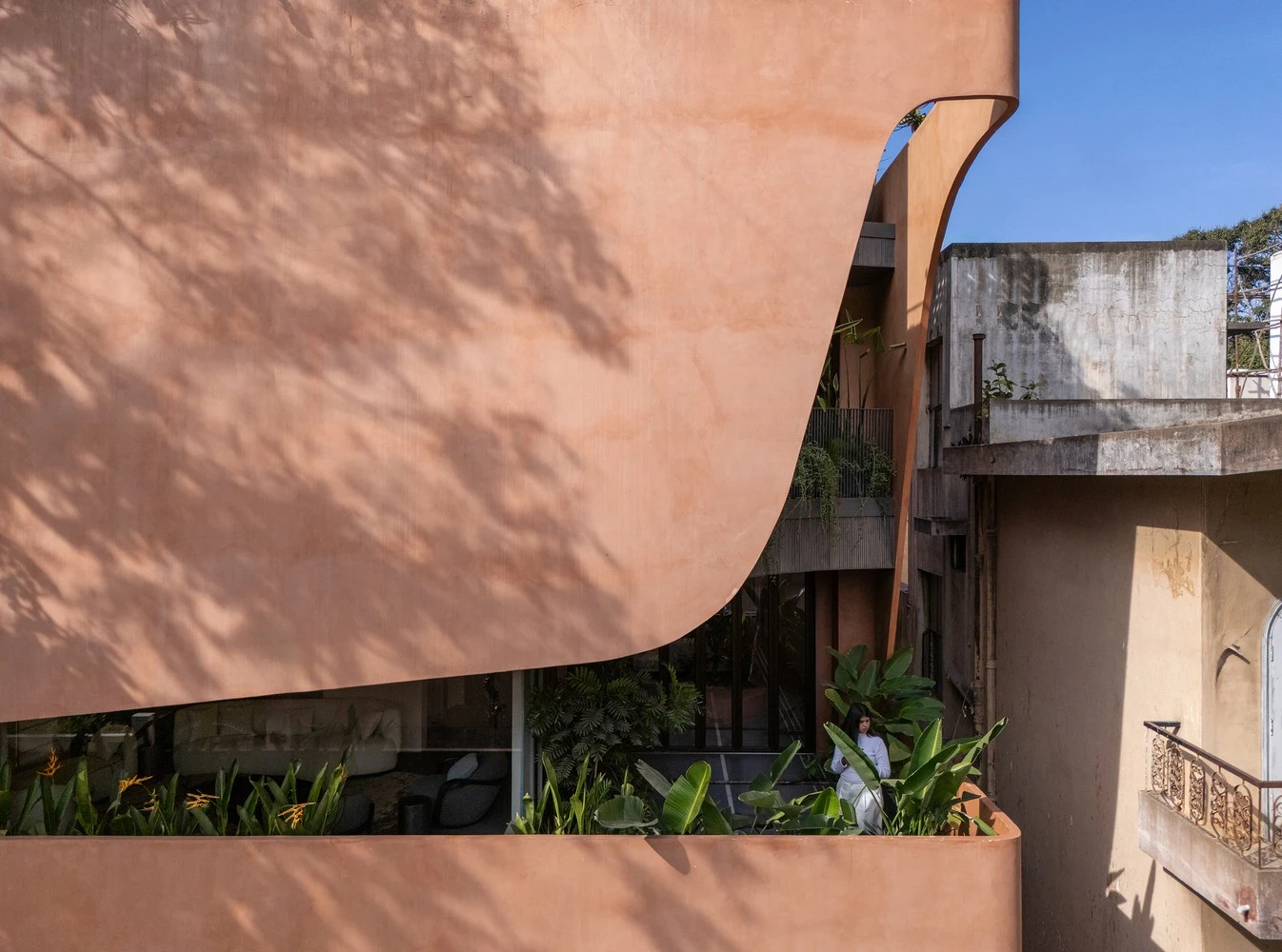 Nhà phố ấn tượng với mặt tiền cong đón nắng