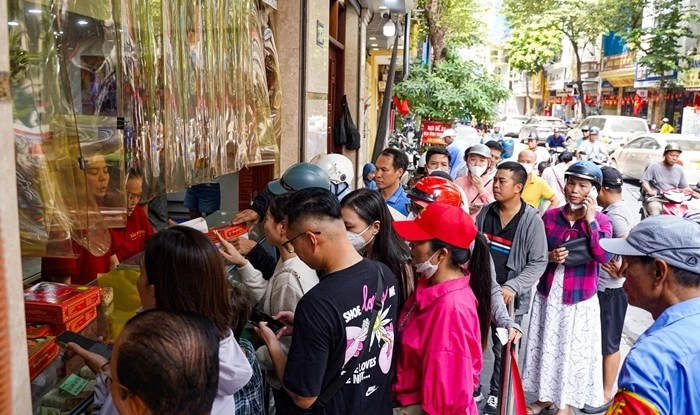 Xếp hàng dài chờ mua bánh trung thu truyền thống ở Hà Nội 