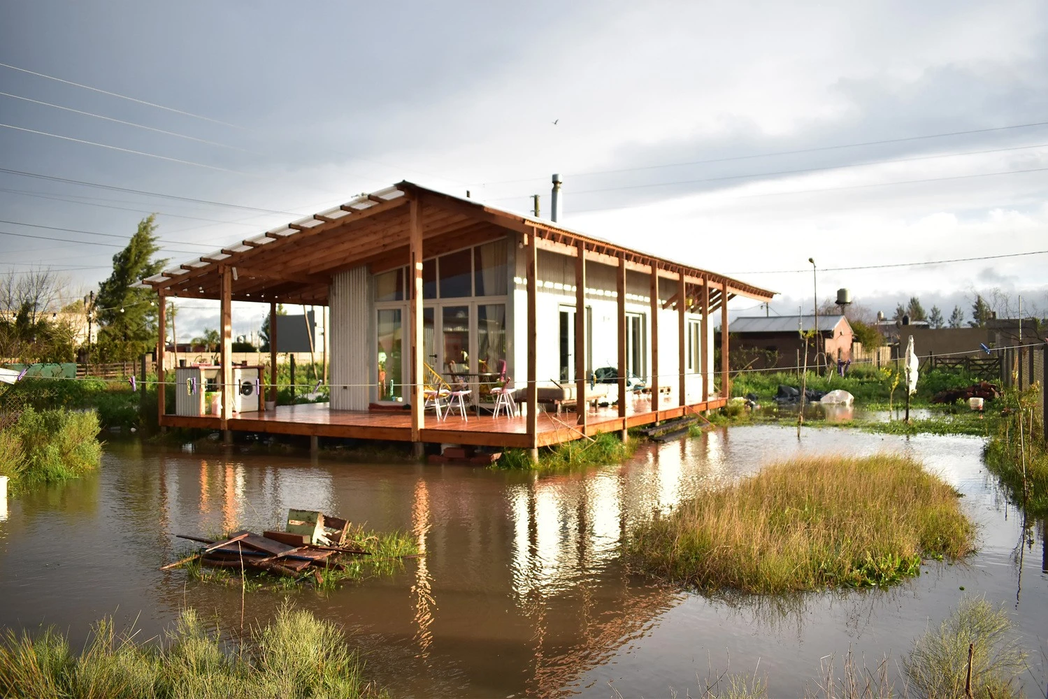 Chỉ dùng bê tông và gỗ, ngôi nhà vẫn không thô cứng