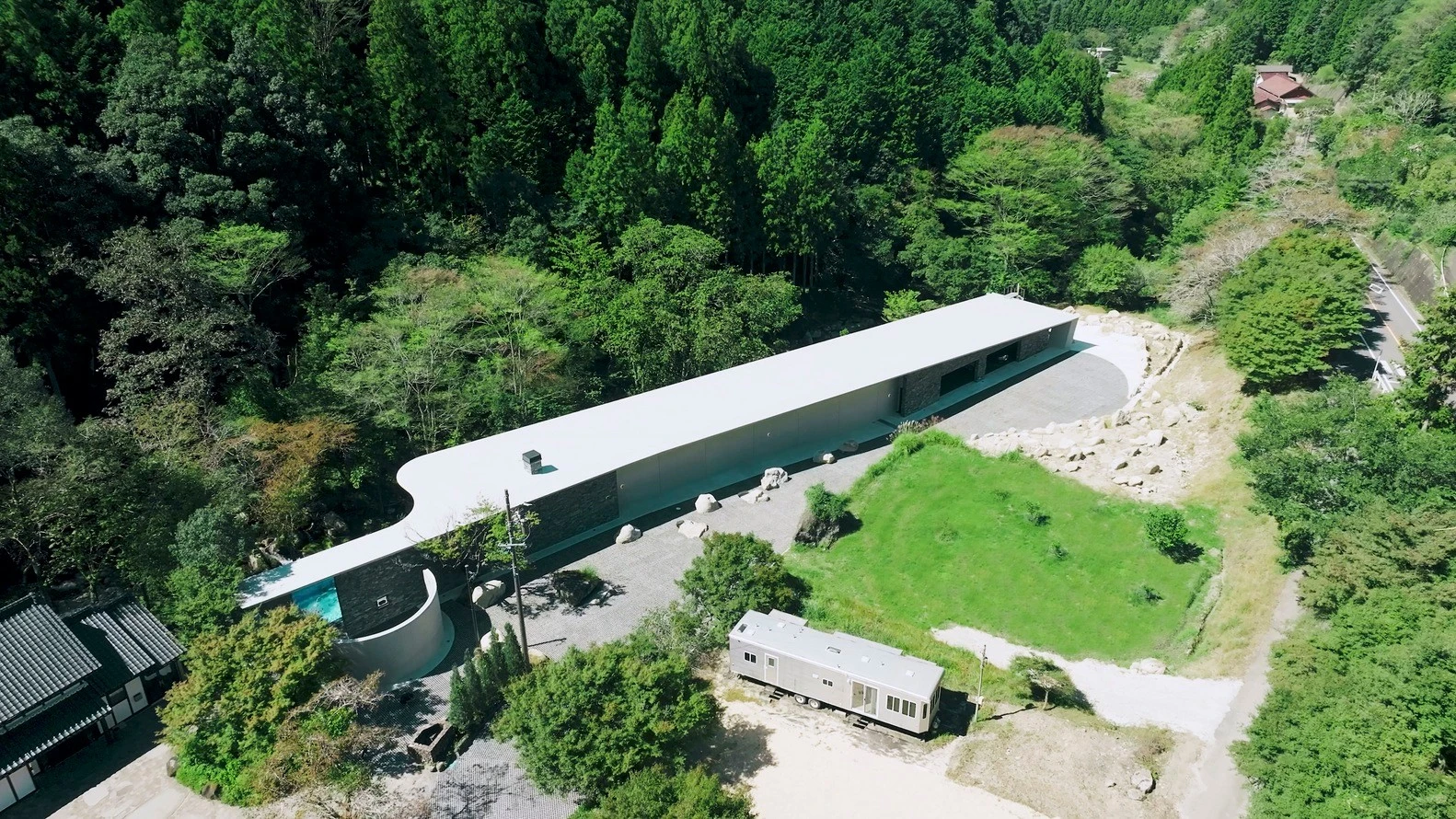 Biệt thự bê tông mát rượi quanh năm không cần điều hòa