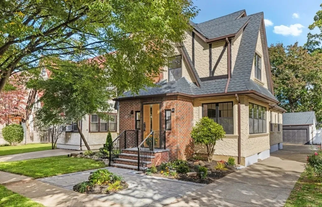 Cận cảnh ngôi nhà thơ ấu của ông Trump rao bán hơn 60 tỷ đồng