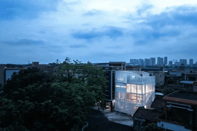 Ngôi nhà 4 tầng như "lồng chim" nổi bật giữa làng quê 