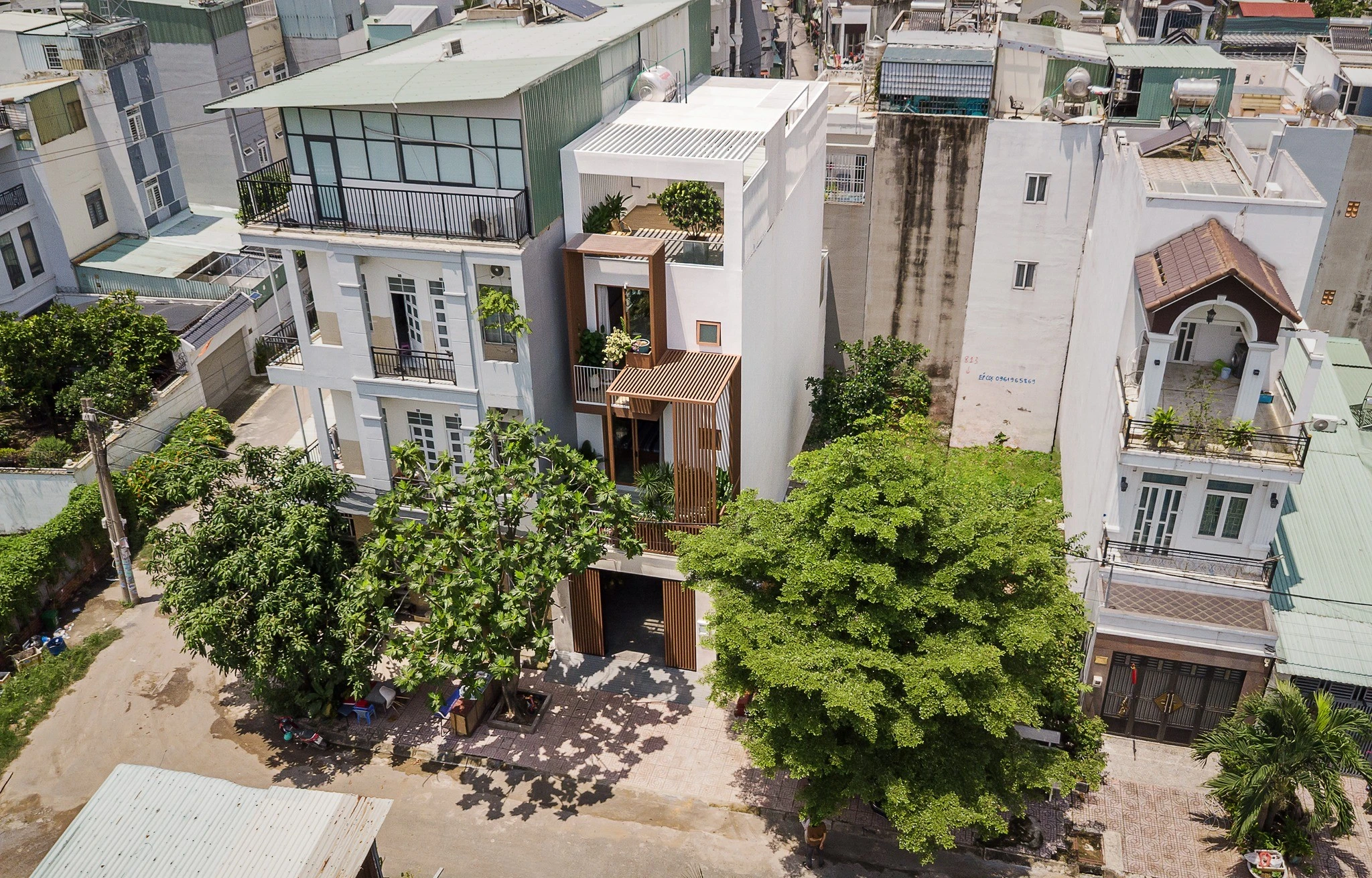 Nhà phố "ngập sáng" nhờ thiết kế lệch tầng và giếng trời