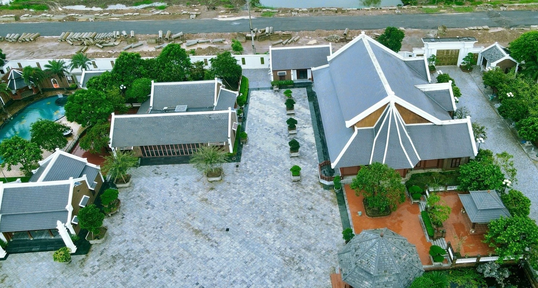 Cận cảnh dinh thự trắng xa hoa của "bầu" Đoan vừa bị bắt