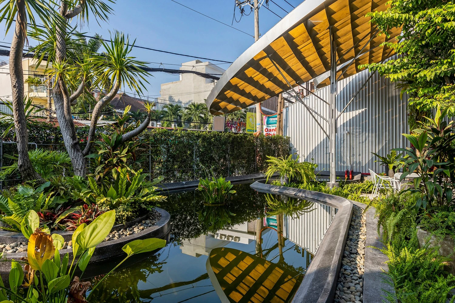 Nhà kho cũ nát "lột xác" thành không gian đa năng sau cải tạo