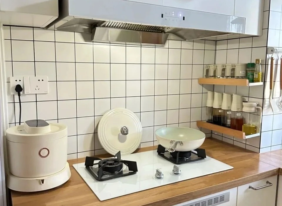 Căn bếp hơn 3m2 sắp xếp đỉnh cao khiến cộng đồng mạng trầm trồ