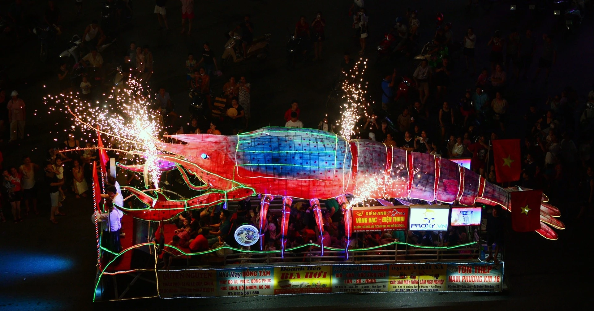 Hàng chục nghìn người đổ về xem đèn Trung thu khổng lồ ở Tuyên Quang