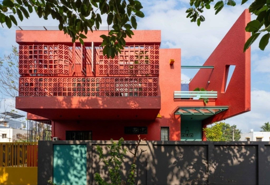 Nhà phố thô mộc, nổi bần bật với mặt tiền gạch đất nung