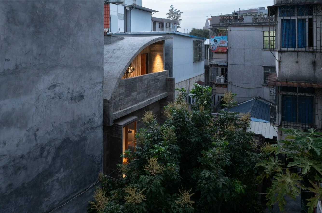 Nhà 2 tầng nổi bật giữa phố cổ nhờ mái cong bê tông lạ mắt