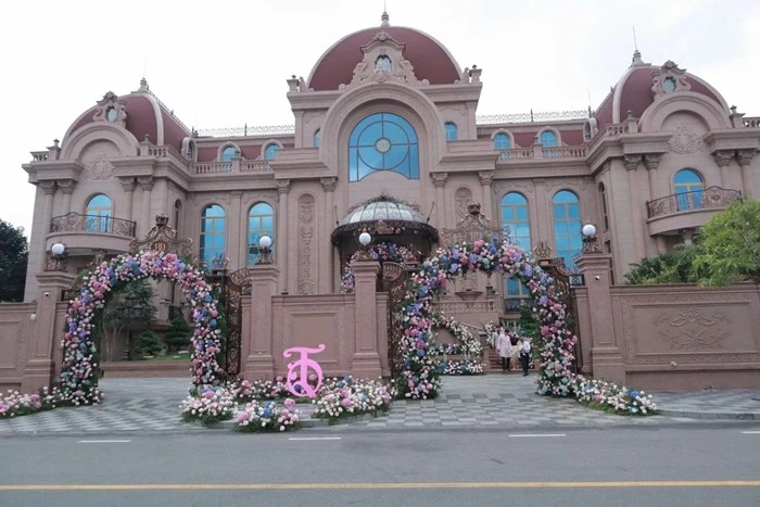 Cận cảnh dinh thự bề thế tại Phan Thiết đang gây sốt