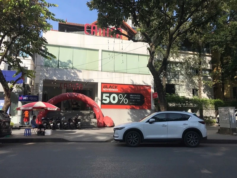 Cửa hàng thời trang giảm "sập sàn" ngày Black Friday, khách vẫn dửng dưng