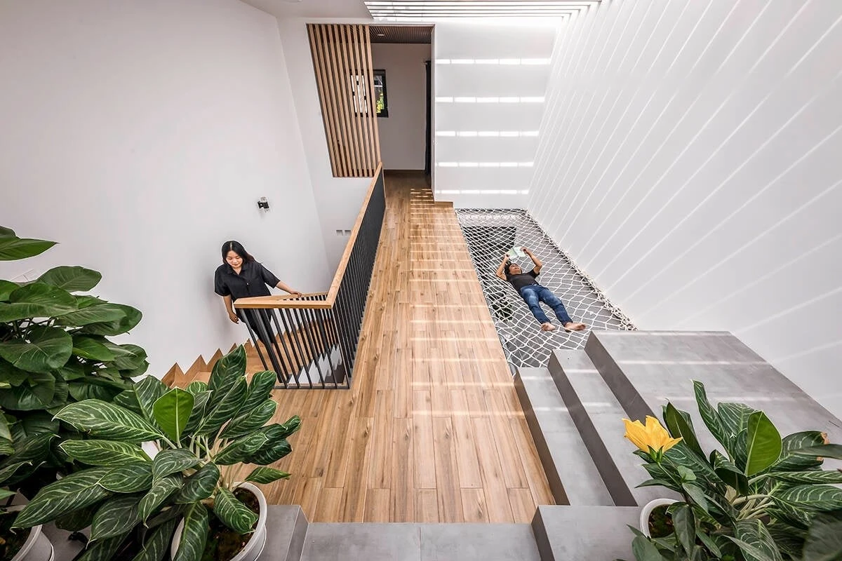 Nhà ống ngỡ "kín cổng cao tường", bên trong cực thoáng sáng