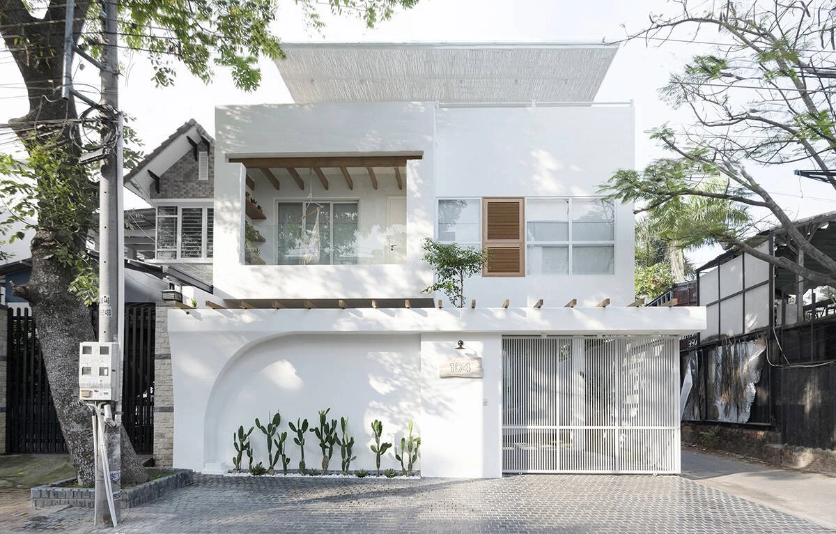 Ngôi nhà màu trắng giản dị, tinh khôi lạ thường giữa lòng đô thị