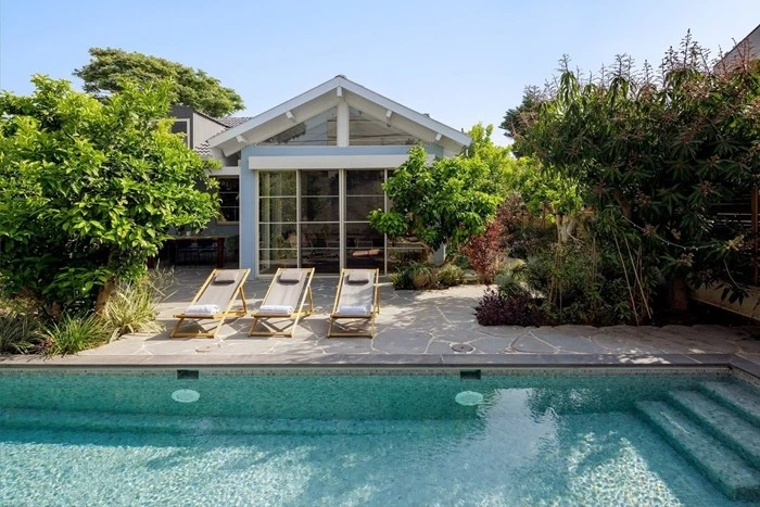 Biến nhà cũ nát thành không gian 500m2 view biển tuyệt đẹp