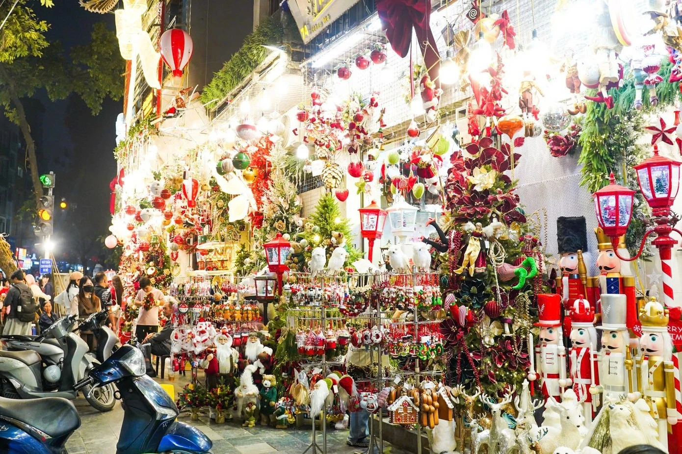 Phố Hàng Mã lộng lẫy mùa Giáng sinh, sức mua "èo uột" 