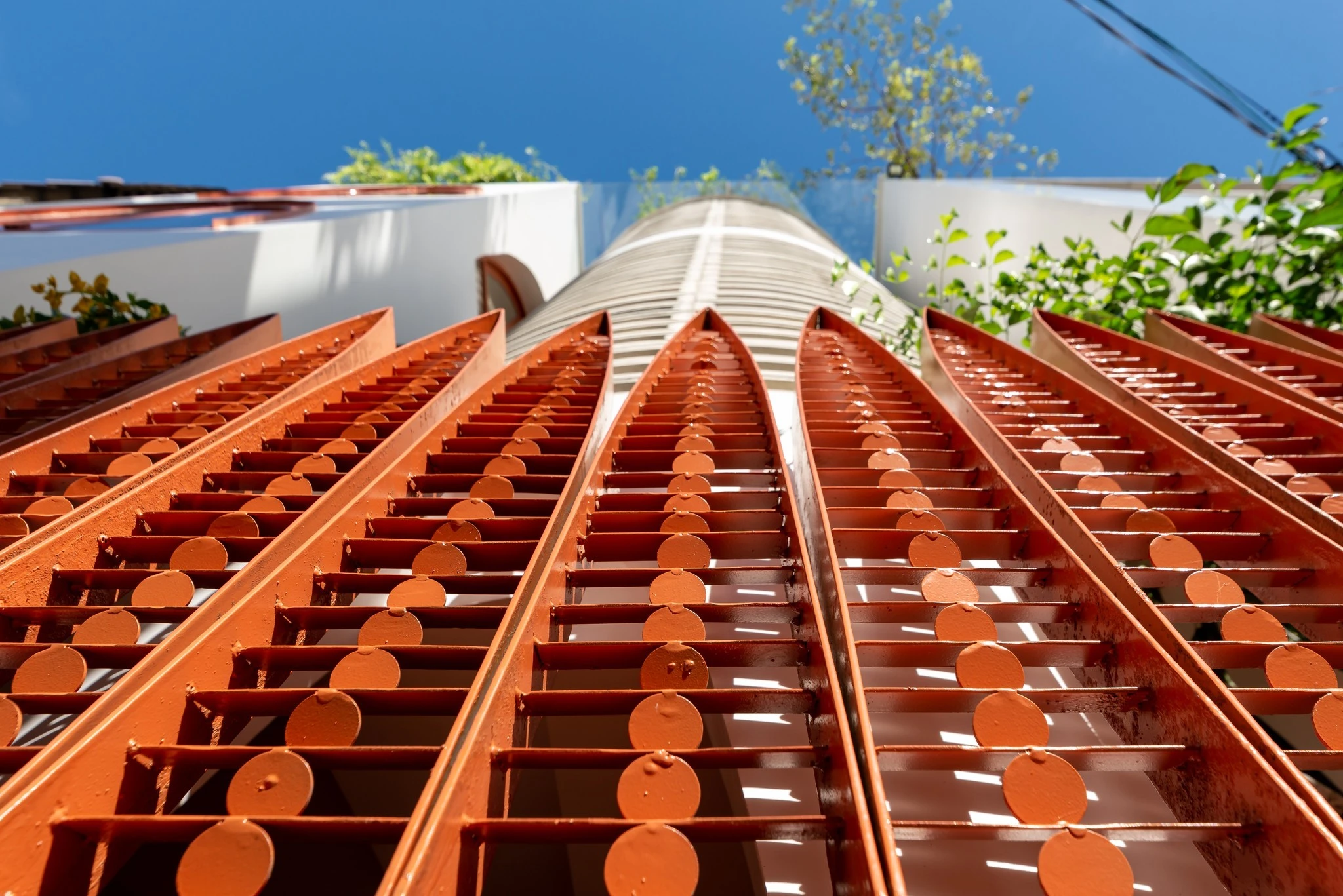 Nhà trong hẻm cụt thông thoáng nhờ 'lõi gió' độc đáo 