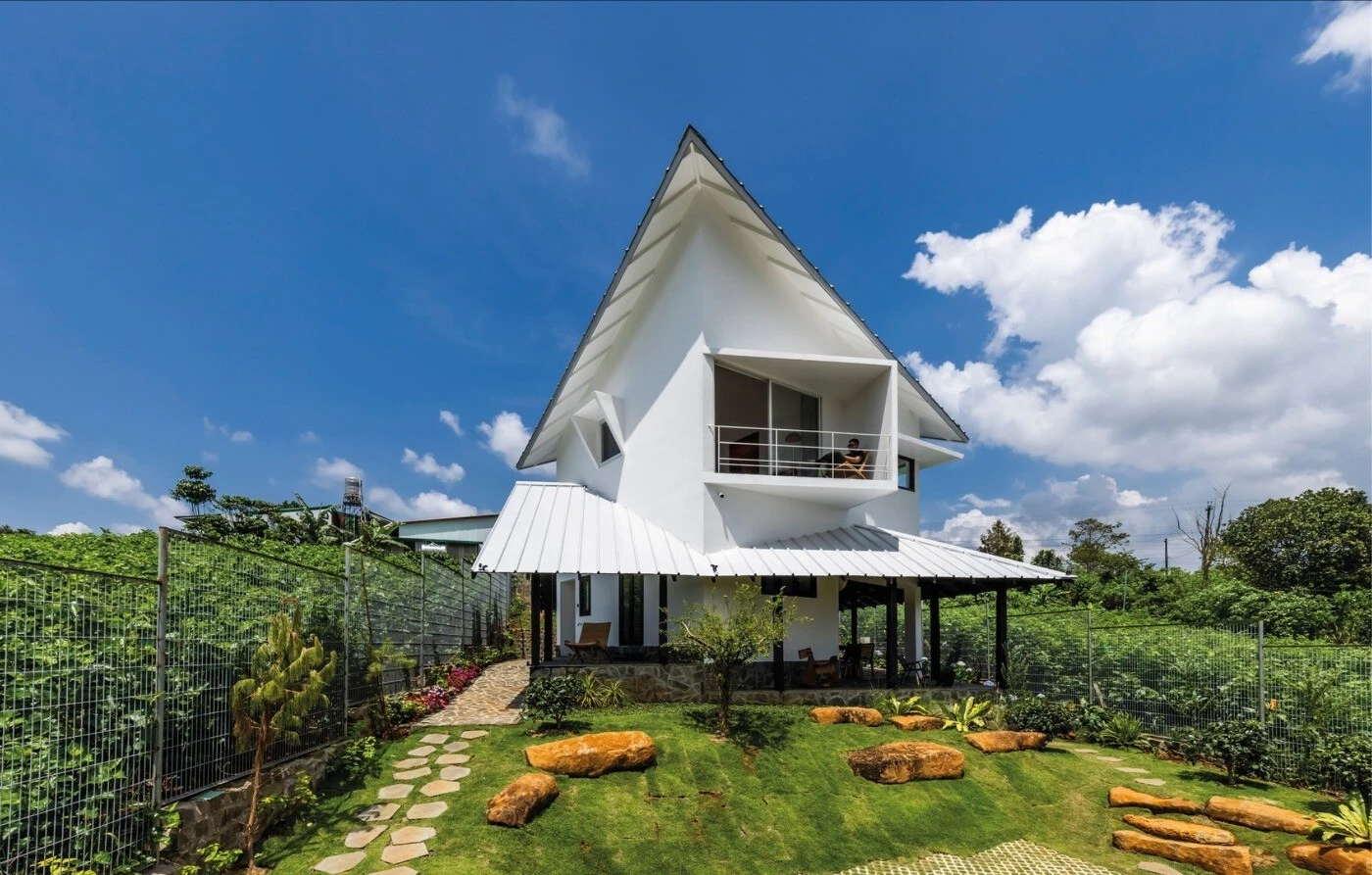 Ngôi nhà trên đồi với tầm nhìn đẹp mê hồn khiến báo ngoại hết lời ca tụng