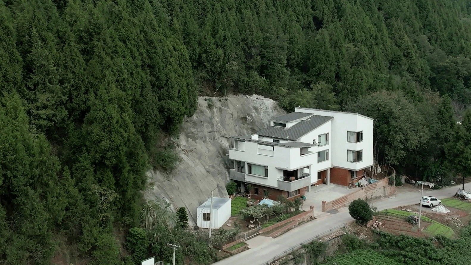 Chiêm ngưỡng ngôi nhà 3 tầng tựa núi đẹp mê mẩn