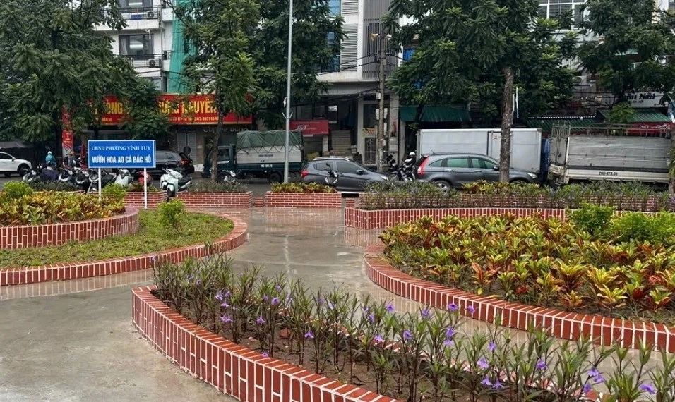  Cận cảnh loạt đường ống to, ống nhỏ xả thải xuống 'Ao cá Bác Hồ' ở Hà Nội