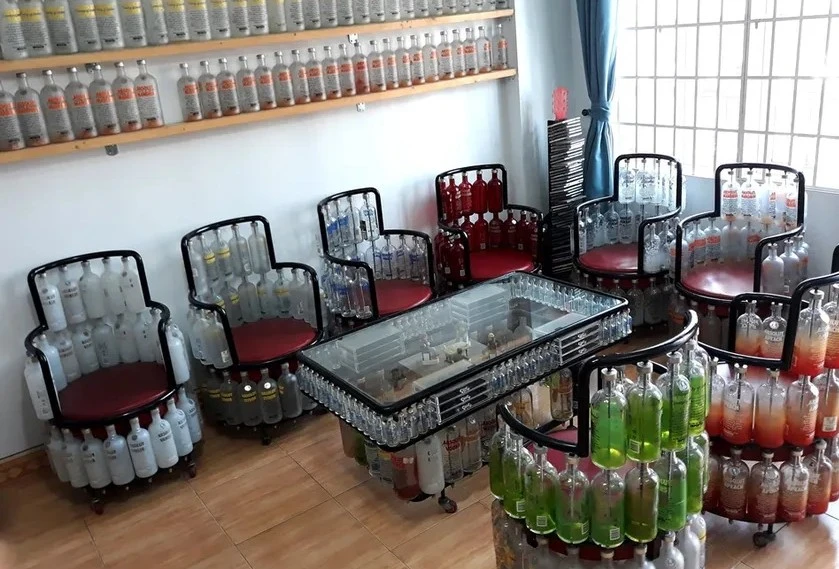 Căn nhà đặc biệt với nội thất làm từ 15.000 chai thủy tinh