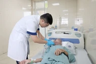 Giòi bò lổn nhổn trong khối loét vùng cổ của cụ ông 82 tuổi
