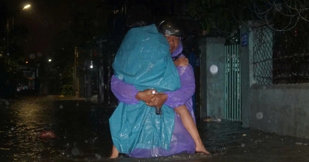 Mưa to kéo dài do bão số 1, người dân Đà Nẵng trắng đêm chạy ngập