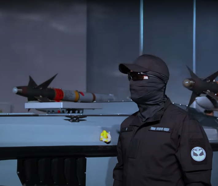 Thế nên, tên lửa AIM-9M Sidewinder trên tàu Magura-7 có vẻ như phải được hướng vật lý tương đối chính xác theo hướng mục tiêu trước khi phóng. Theo một số chuyên gia, việc định vị các thông số để đánh chặn thành công từ nền tảng này có thể rất khó khăn, đặc biệt là khi có thêm yếu tố là tàu không người lái còn bị nảy lên xuống, khi di chuyển trên mặt sóng. Ảnh: @GUR.