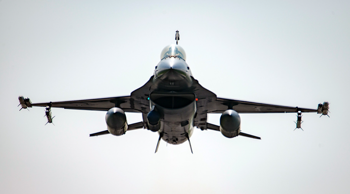 Tính linh hoạt của F-16 khiến nó trở thành một tài sản quan trọng đối với Ukraine, nhưng tính dễ bị tổn thương của nó trước hệ thống phòng không của Nga làm nổi bật những thách thức nhất định, khi vận hành máy bay tiên tiến trong chiến tranh công nghệ hiện đại. Tiết diện radar của máy bay phản lực này mặc dù đã giảm ở các phiên bản sau, nhưng vẫn có thể bị phát hiện bởi các hệ thống tiên tiến của Nga như S-400, có tầm bắn lên tới 402 km, và có thể tấn công nhiều mục tiêu cùng lúc. Ảnh: @The Economic Times.