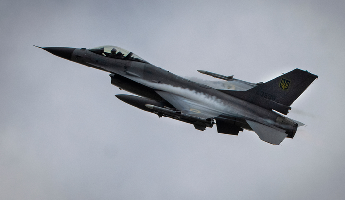 Nếu một chiếc F-16 bắn hạ được chiếc Su-35S của Nga mà không có sự hỗ trợ của máy bay cảnh báo sớm và kiểm soát trên không (AEW&C), thì điều đó có thể càng ấn tượng hơn nữa. Đây có thể đánh dấu lần đầu tiên một chiếc F-16 tiêu diệt mục tiêu trên không trong biên chế của Ukraine (ngoài máy bay không người lái và tên lửa hành trình), cũng như cho thấy F-16 đang trở thành một phần ngày càng quan trọng trong kho vũ khí của Không quân Ukraine, cho cả các nhiệm vụ không đối không và không đối đất. Ảnh: @Defense News.