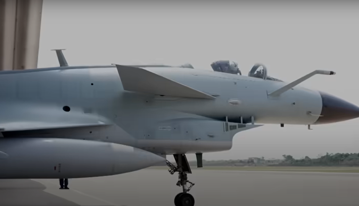 Nhìn rộng hơn, sự nổi bật của J-10CE tại LIMA 2025 phản ánh sự thay đổi trong bối cảnh thương mại vũ khí toàn cầu. Khả năng cung cấp máy bay chiến đấu tiên tiến, tiết kiệm chi phí của Trung Quốc sẽ thách thức sự thống trị lâu dài của các nhà cung cấp phương Tây và Nga. Ảnh: @China Academy.