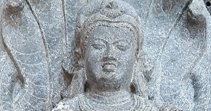 Trong bức tượng, nữ thần đang ngồi trong tư thế Padmasana (tư thế yoga bắt chéo chân) trên một hoa sen, một tay cầm tràng hạt và cầm một vật thể không xác định ở tay kia. Ảnh: @Cục Khảo Sát Khảo Cổ Học Ấn Độ.
