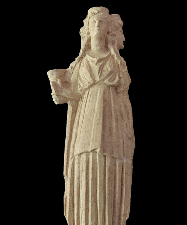 Đó là bức tượng nữ thần Hecate 3 đầu, ước tính có niên đại 2.300 năm tuổi. Bức tượng độc đáo này có kích thước khoảng 20 cm. Ảnh: @Bộ Văn hóa và Du lịch Thổ Nhĩ Kỳ.