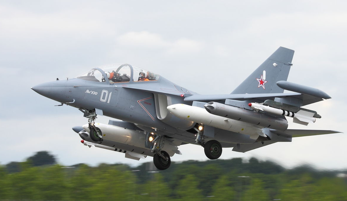 Belarus cũng vận hành một số máy bay huấn luyện tiên tiến Yak-130, có thể hoạt động như máy bay tấn công hạng nhẹ, nhưng chúng không phù hợp cho các nhiệm vụ chiếm ưu thế trên không cường độ cao. Kho vũ khí của Không quân Belarus được bổ sung bởi các hệ thống phòng không S-300 và S-400 do Nga cung cấp, cung cấp khả năng bảo vệ mặt đất mạnh mẽ, nhưng không thể bù đắp cho việc thiếu các dòng máy bay chiến đấu hiện đại. Ảnh: @Defence Blog.