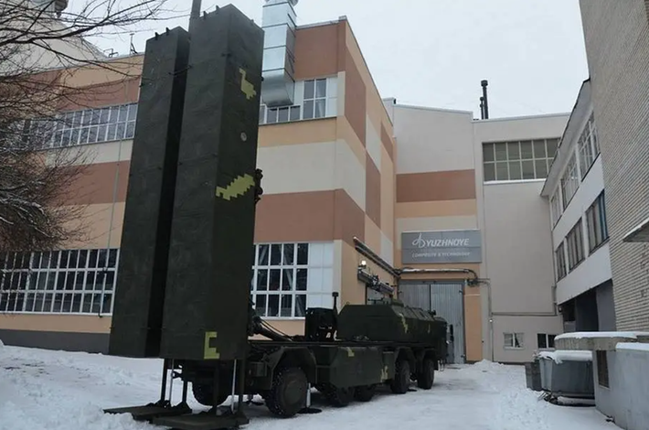 Tuy nhiên, chương trình kho tên lửa đạn đạo của Ukraine không phải là không có thách thức. Các cuộc không kích của Nga đã nhiều lần nhắm vào các cơ sở quốc phòng, bao gồm cả những cơ sở ở Dnipro. "Toàn bộ lãnh thổ Ukraine đang bị tấn công", Mykola Sunhurovskyi, một nhà phân tích tại Trung tâm Razumkov ở Kyiv, cho biết, đồng thời nêu bật khó khăn trong việc bảo vệ các địa điểm sản xuất trọng yếu này. Ảnh: @Army Recognition.