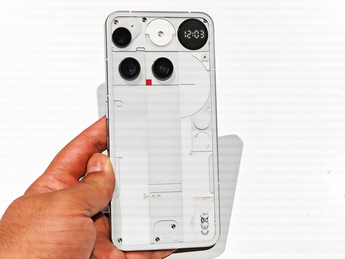 Camera selfie 32MP dạng đục lỗ đặt giữa, hỗ trợ quay 1080p và chụp chân dung với thuật toán AI của Nothing OS 3.0.