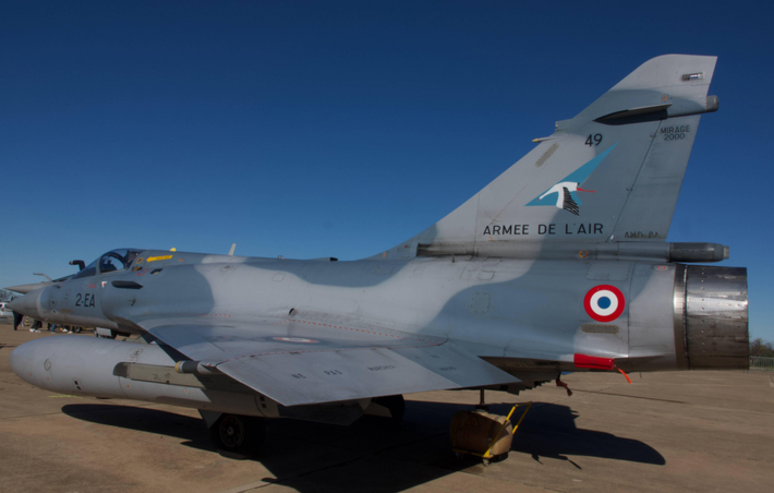 Mirage 2000, máy bay chiến đấu siêu thanh thế hệ thứ tư, được Dassault Aviation giới thiệu lần đầu tiên vào những năm 1970. Biến thể Mirage 2000-5, ra mắt năm 1999, có hệ thống điện tử hàng không được nâng cấp, khả năng chiến đấu không đối không và không đối đất được cải thiện, cùng hệ thống cảm biến và điều khiển tiên tiến. Ảnh: @Dassault Aviation.