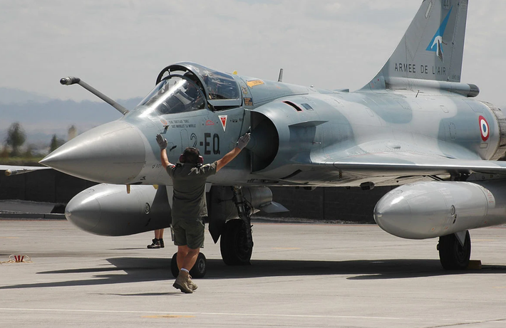 Quan sát này rất quan trọng, vì nó giúp loại trừ một trong những ứng cử viên tiềm năng như Su-30, khiến Rafale có nhiều khả năng xảy ra hơn trong số các máy bay hai động cơ có cánh tam giác. Ảnh: @Sputnik India.