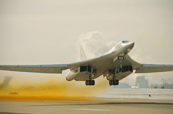 Được thiết kế vào cuối những năm 1970 bởi phòng thiết kế Tupolev, Tu-160 là đối thủ đối với máy bay ném bom hạng nặng siêu thanh B-1 Lancer của Mỹ, nhưng vượt trội hơn về kích thước, tốc độ và hỏa lực. Với chiều dài 54 mét và sải cánh lên tới 55,7 mét khi mở rộng hoàn toàn, phương tiện khổng lồ này được trang bị bốn động cơ phản lực cánh quạt đốt sau NK-32. Điều này cho phép máy bay đạt tốc độ siêu thanh vượt quá Mach 2.2, mặc dù nó thường bay ở tốc độ khoảng Mach 1.5 để tiết kiệm nhiên liệu và mở rộng phạm vi hoạt động. Ảnh: @Defense News.