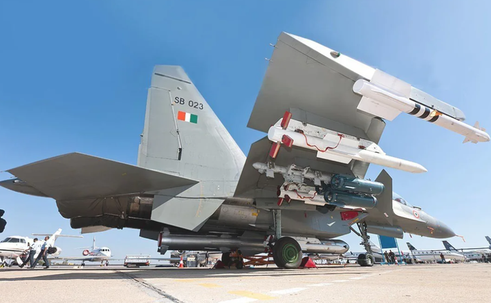 Một thiếu sót lớn nhất của Su-30MKi vẫn là vũ khí không đối không R-77-1, loại tên lửa này bị các loại tên lửa hiện đại của Trung Quốc và Mỹ như PL-15, PL-16, AIM-120D và AIM-260 vượt trội hơn nhiều. Các lựa chọn thay thế Ấn Độ có thể nghĩ tới là tên lửa R-77M vốn được phát triển cho Su-57 phần lớn thu hẹp khoảng cách về hiệu suất với tầm bắn khoảng 200 km, gấp đôi so với R-77 cơ bản, cũng như dẫn đường bằng ăng-ten mảng pha chủ động. Ảnh: @ Defence News India.