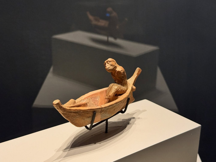 Người chết vào cõi Hades với sự giúp đỡ của Charon, đây là một người lái đò và là người dẫn đường tâm linh của cõi Hades, có nhiệm vụ đưa linh hồn người chết qua Acheron và Styx. Đây là những con sông chia cắt thế giới của người sống với thế giới của người chết. Ảnh: @Bảo Tàng Khảo Cổ Học Izmir.