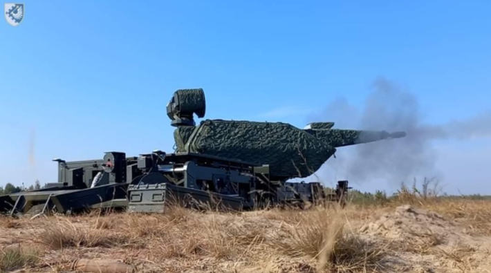 Theo nhà sản xuất Rheinmetall của Đức, Skynex là "hệ thống phòng không mạng lưới" cung cấp "lá chắn bảo vệ nhiều lớp cực kỳ hiệu quả chống lại nhiều mối đe dọa trên không", và đóng vai trò là "giải pháp cần thiết chống lại các cuộc tấn công bão hòa và tấn công bầy đàn trong tương lai". Ảnh: @Defense of Ukraine.