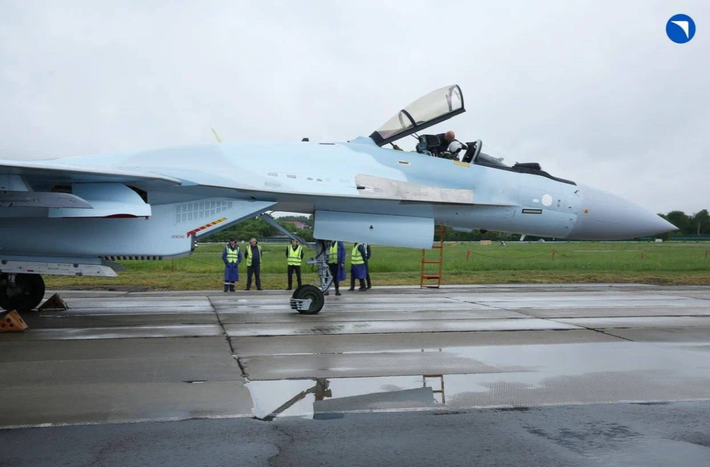 Tập đoàn Rostec xác nhận các máy bay phản lực Su-35S Flanker-M đã trải qua quá trình thử nghiệm rộng rãi tại nhà máy, đánh giá hiệu suất trên nhiều chế độ bay khác nhau, trước khi các phi công Nga lái chúng đến căn cứ hoạt động của họ. Ảnh: @Грета Туборг.