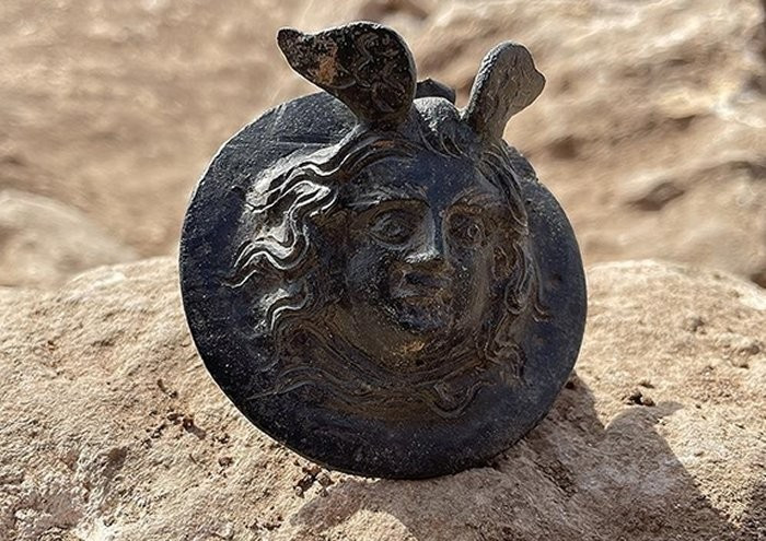 Mehmet Alkan giải thích: "Huy chương có hình đầu Medusa xuất hiện như một phần thưởng dành cho người lính vì thành công quá lớn lao của họ". Ảnh: @Bảo tàng Adiyaman.