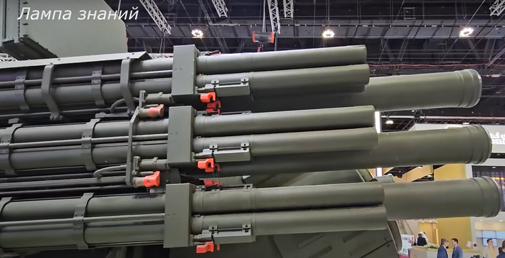 Hệ thống tên lửa đất đối không tầm ngắn (SAM) Pantsir-SMD mới này còn mang theo tối đa 48 tên lửa mini, được thiết kế để tiêu diệt nhiều mối đe dọa tầm thấp như máy bay không người lái và cả tên lửa hành trình. Ảnh: @ EDR Magazine.