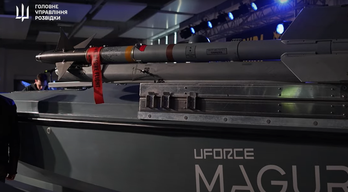 Khi giao chiến với các mối đe dọa trên không bằng tên lửa AIM-9M Sidewinder, tàu Magura-7 sẽ cần các cảm biến có khả năng quét bầu trời để cung cấp tín hiệu ban đầu cho tên lửa. Ảnh: @GUR.